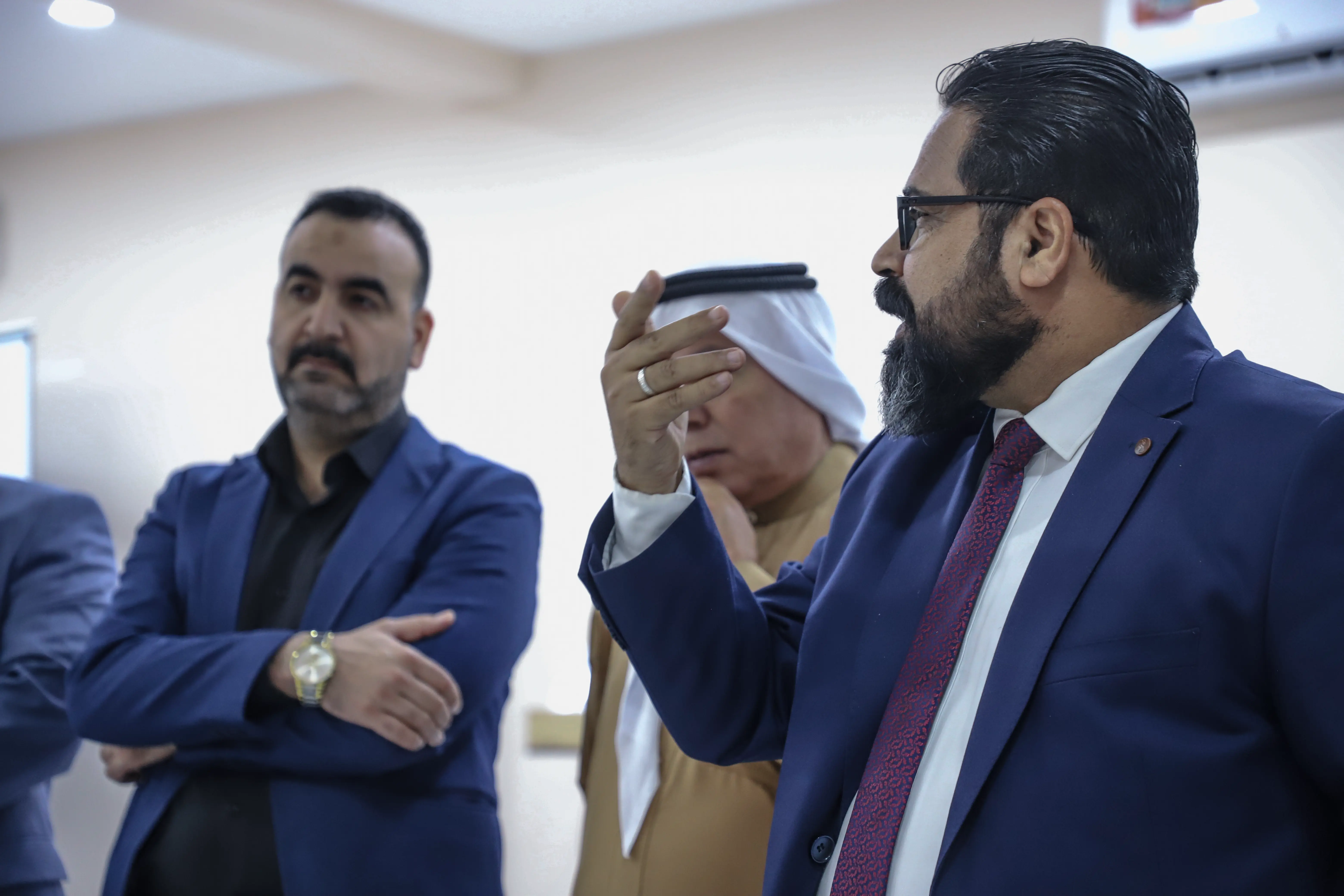 Yahya Abd Mahjoub, the Head of the East Gate for Economic Research and Market Studies, trains a group of beneficiaries in the financial education course