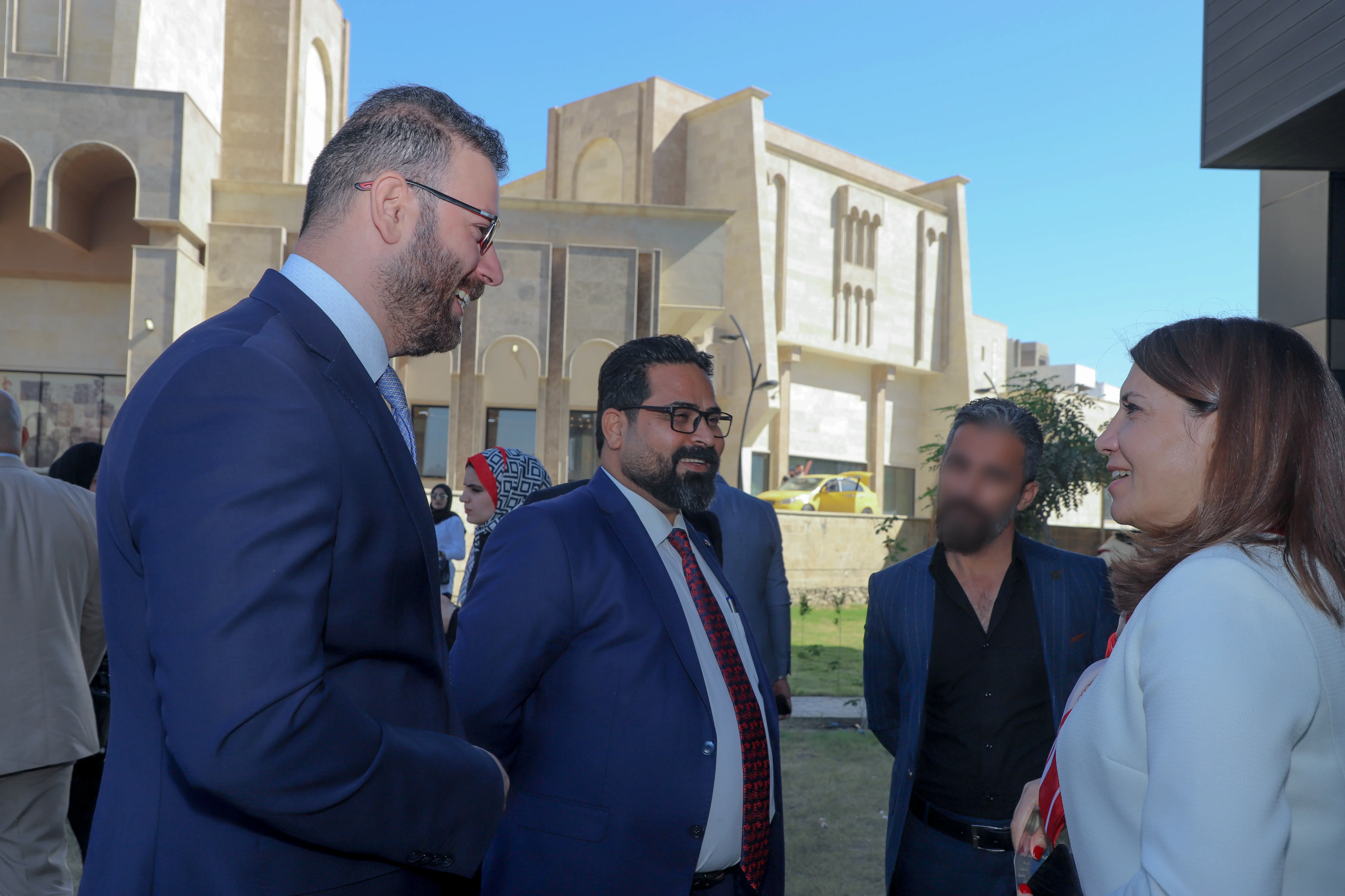 رئيس بوابة الشرق يحيى عبد محجوب والرئيس التنفيذي لبوابة الشرق حسين مراد مع رئيسة منظمة العمل الدولية ILO في العراق خلال مؤتمر راس مال البشري